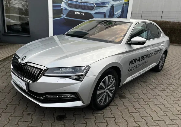 samochody osobowe Skoda Superb cena 128900 przebieg: 60000, rok produkcji 2021 z Dynów